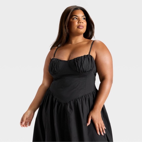 Elegant Black Midi Dress - Picture 2 of 3